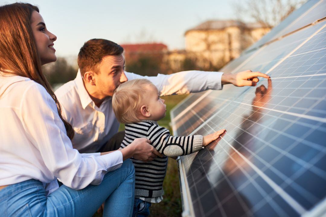 Una familia contempla paneles fotovoltaicos de autoconsumo