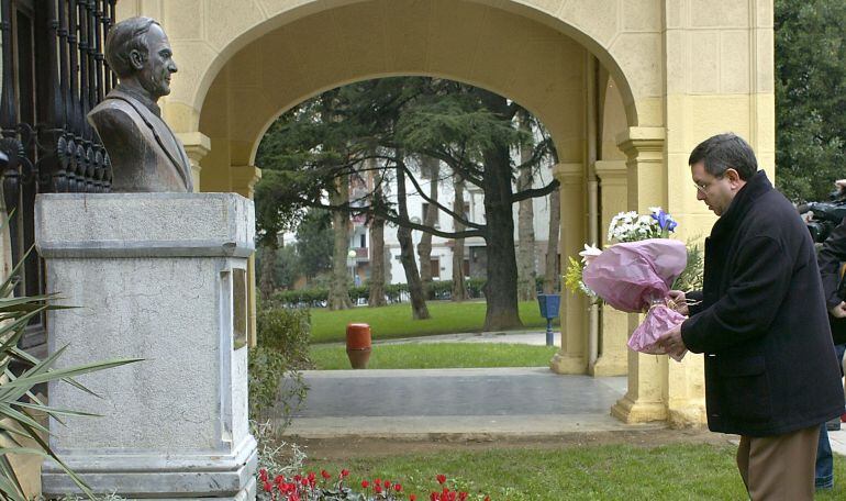 El alcalde de Portugalete (Vizcaya), Mikel Cabieces, durante la ofrenda floral ante el busto del jesuíta Ignacio Ellacuría, en una imagen de archivo.