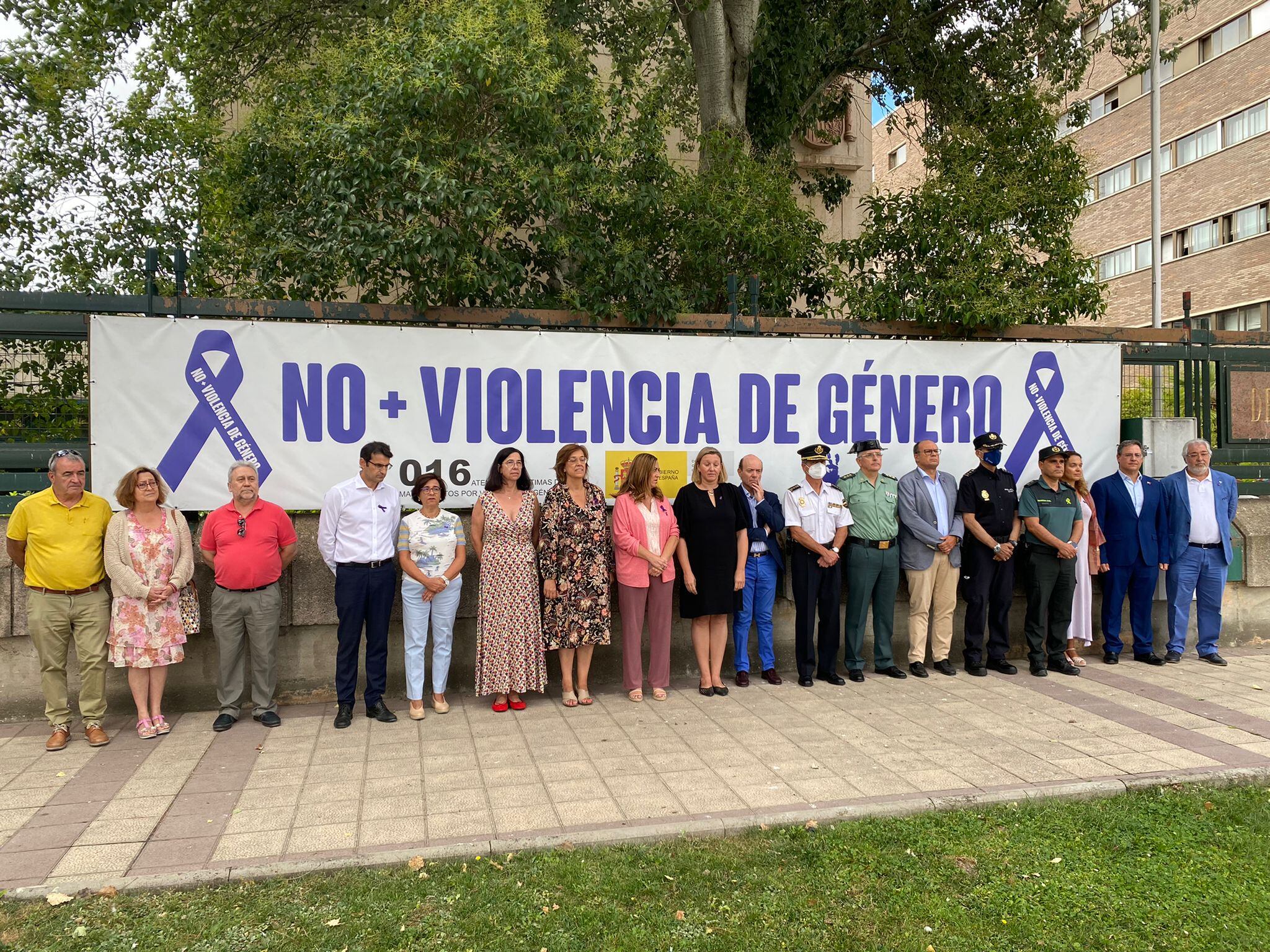 Minuto de silencio frente a la delegación en condena por los hechos | Cadena SER