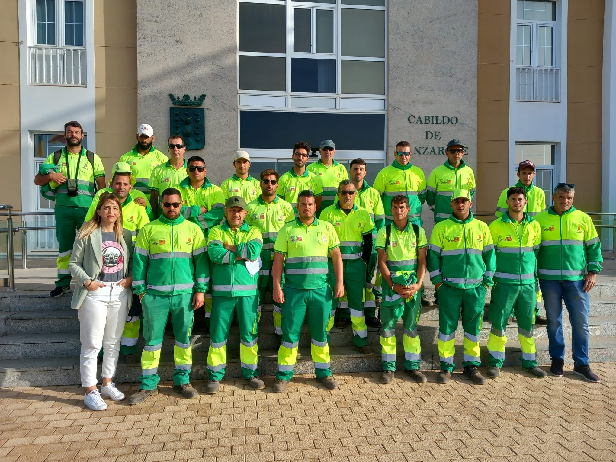 Los trabajadores, concentrados en la puerta del Cabildo de Lanzarote.