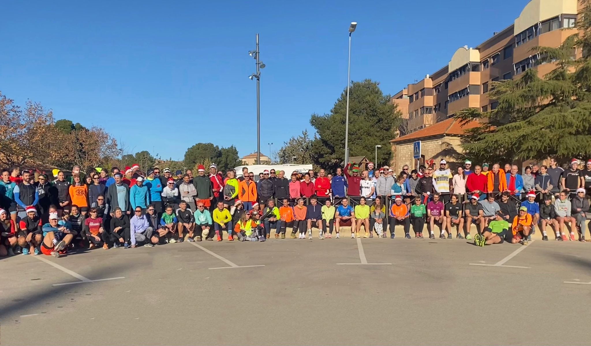 Foto de familia de los participantes en la Carrera de Navidad de Huesca