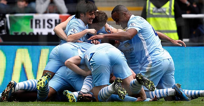 Los jugadores del City celebran uno de los goles de Touré