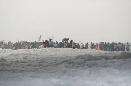 Hindúes en el río Yamuna, lleno de espuma.