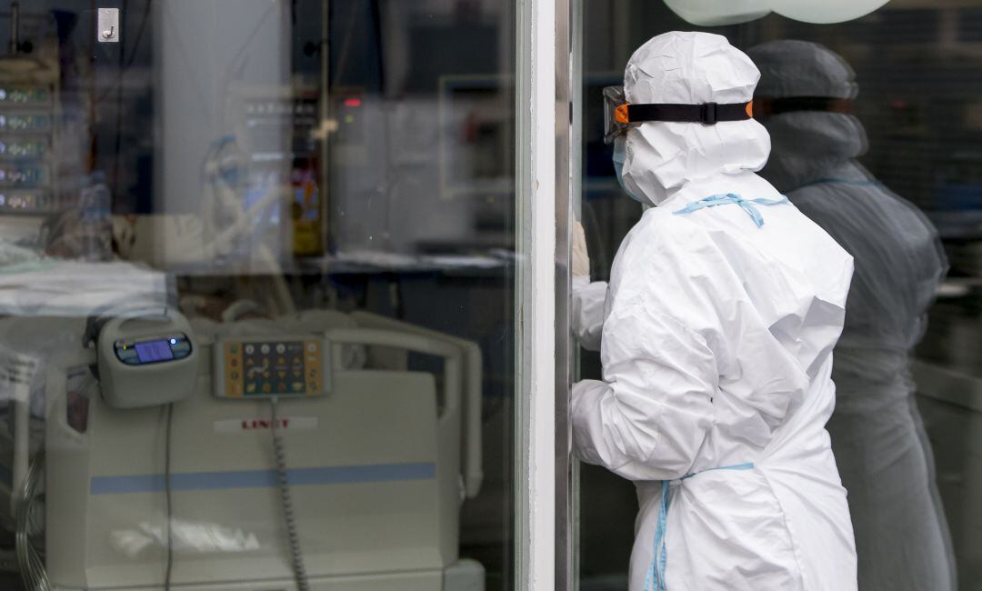 La imagen de un sanitario en plena pandemia.