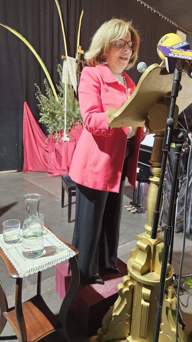 Inmaculada Fernández Píñar, coordinador da la Borriquilla, presentó el acto del 42 Pregón de la Semana Santa de Jódar