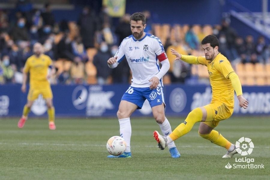 Aitor Sanz, en un duelo con un rival en el partido en Santo Domingo.