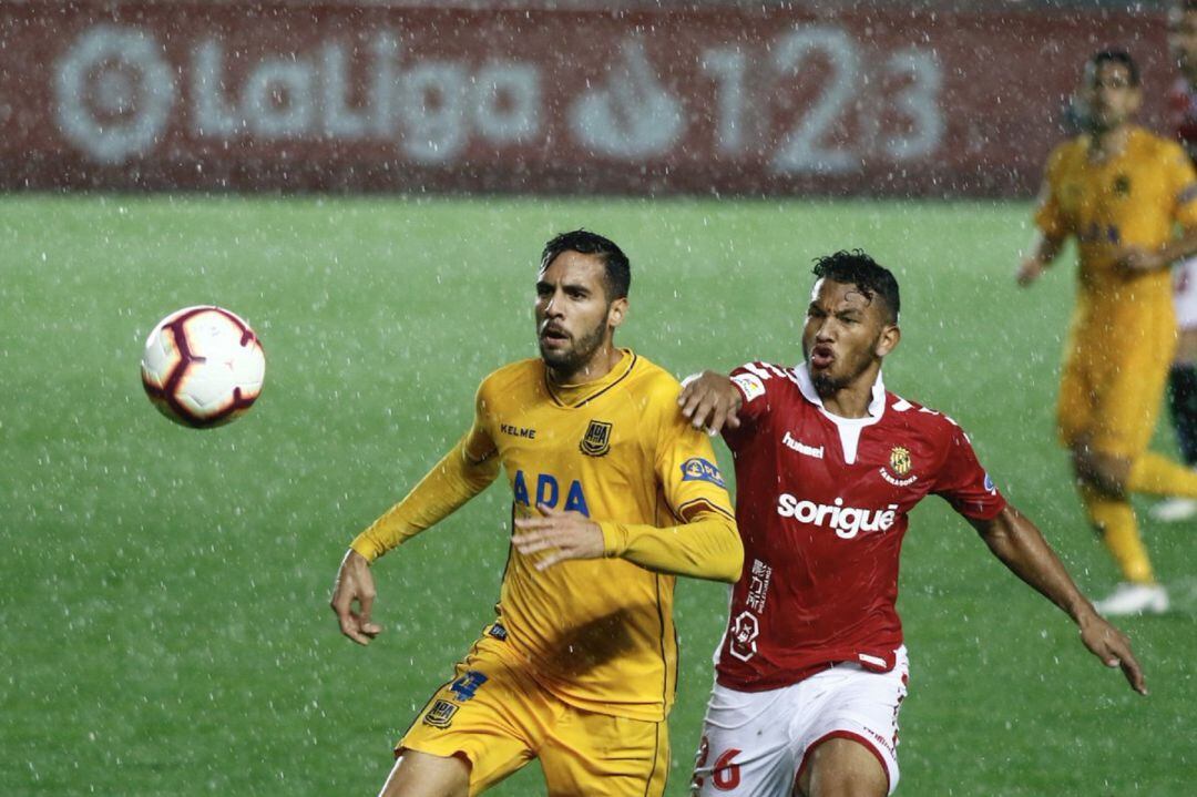 Jugada en el partido entre el Nástic de Tarragona y el Alcorcón