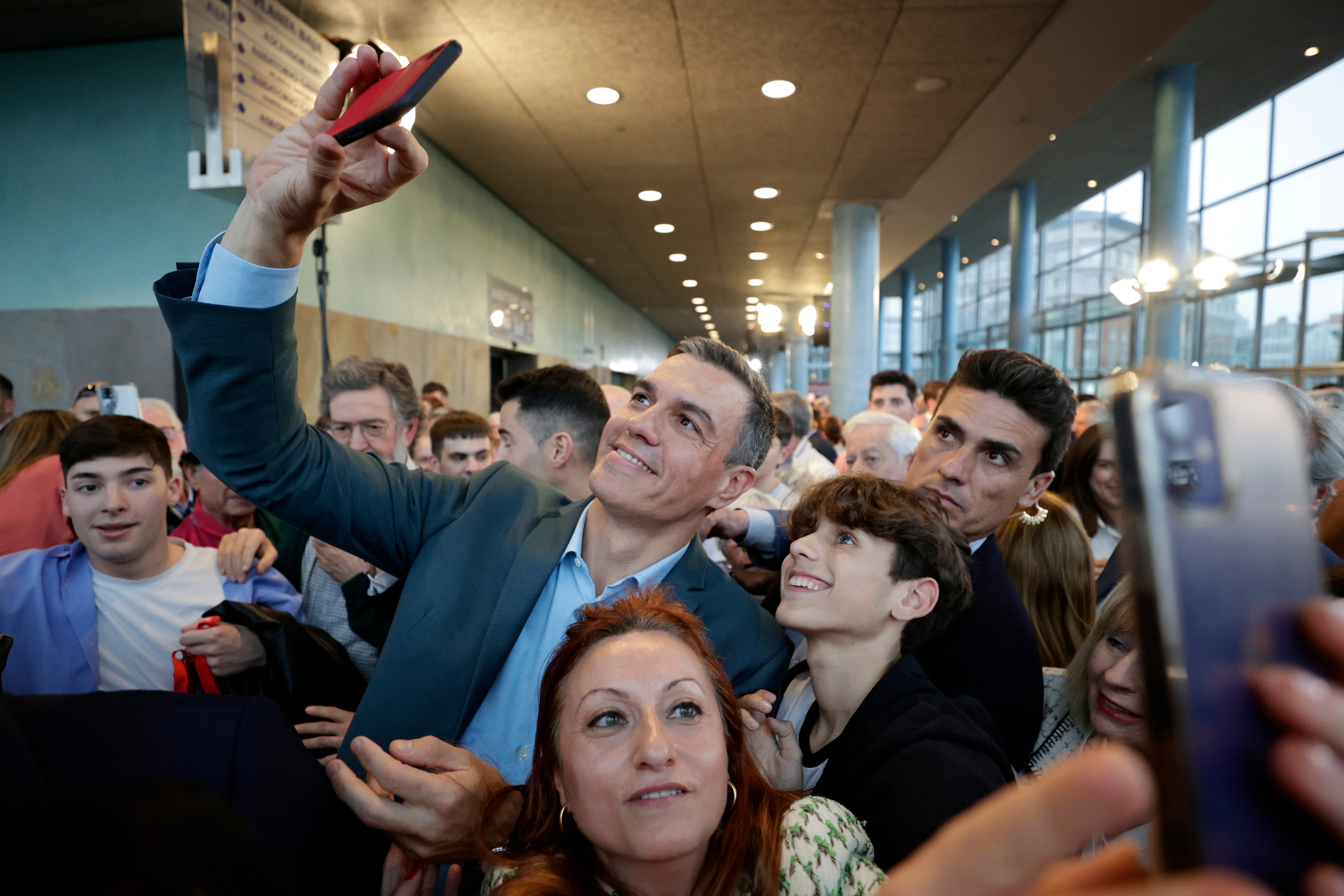 El secretario general del PSOE, Pedro Sánchez (c), se fotografía con dos simpatizantes mientras participa en su primer acto de la precampaña gallega para presentar a la candidata a la reelección, Inés Rey.