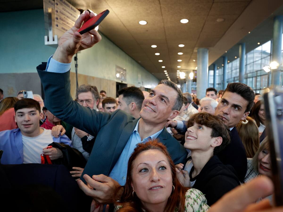 Pedro Sánchez pronostica un "cambio en Galicia" en el acto de apoyo a los candidatos socialistas a las municipales