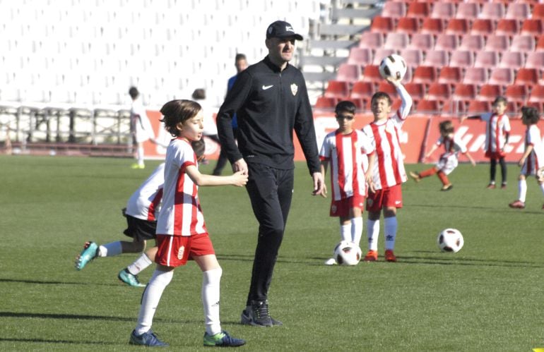 Soriano y los niños del Campus UDA.