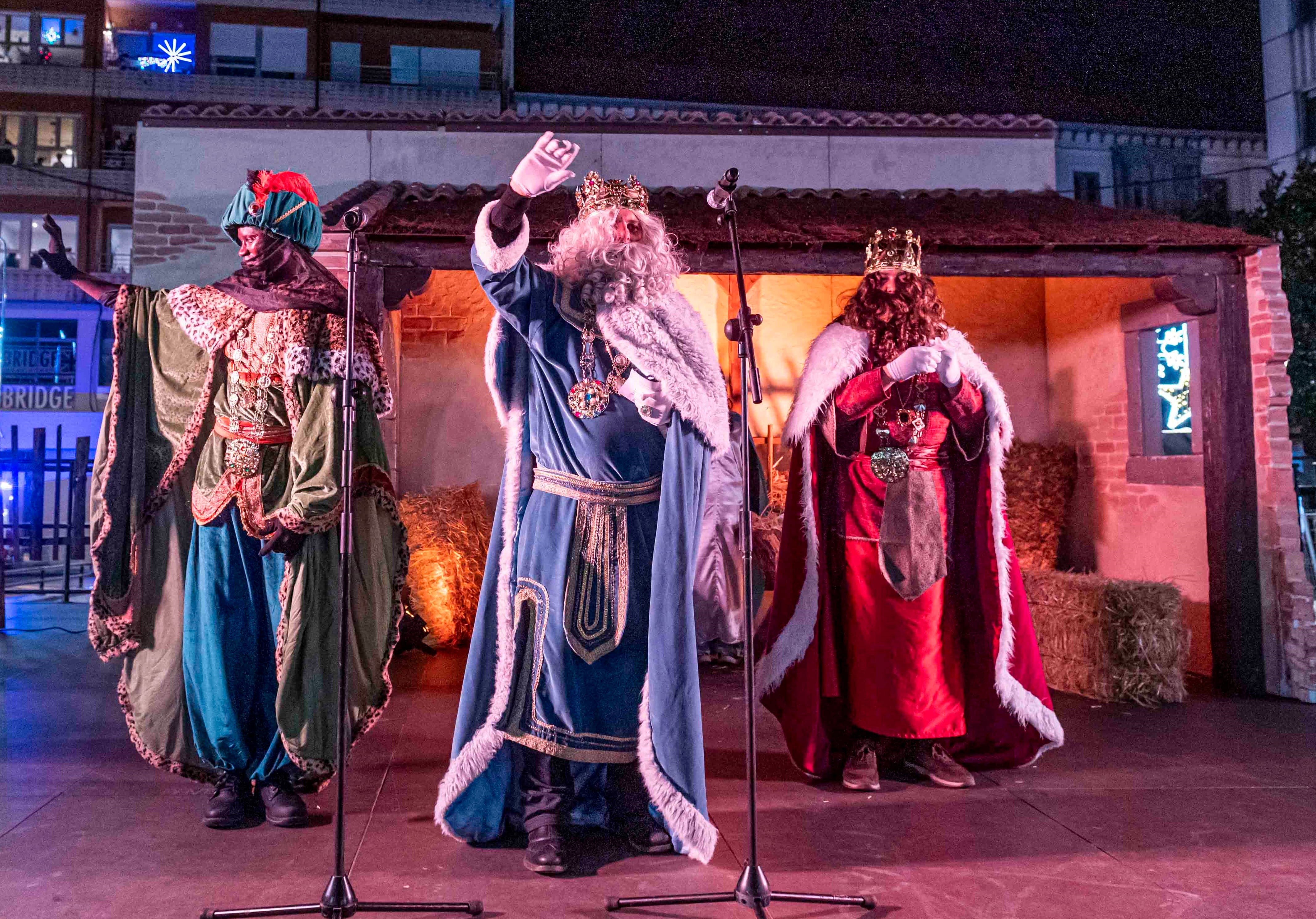 Los Reyes Magos en la plaza mayor de Torrelavega en la cabalgata de 2025.