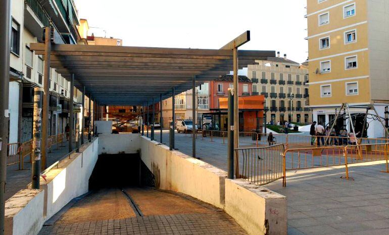 Entrada al aparcamiento en la Plaza de calle Camas, donde se ha instalado la nueva pérgola