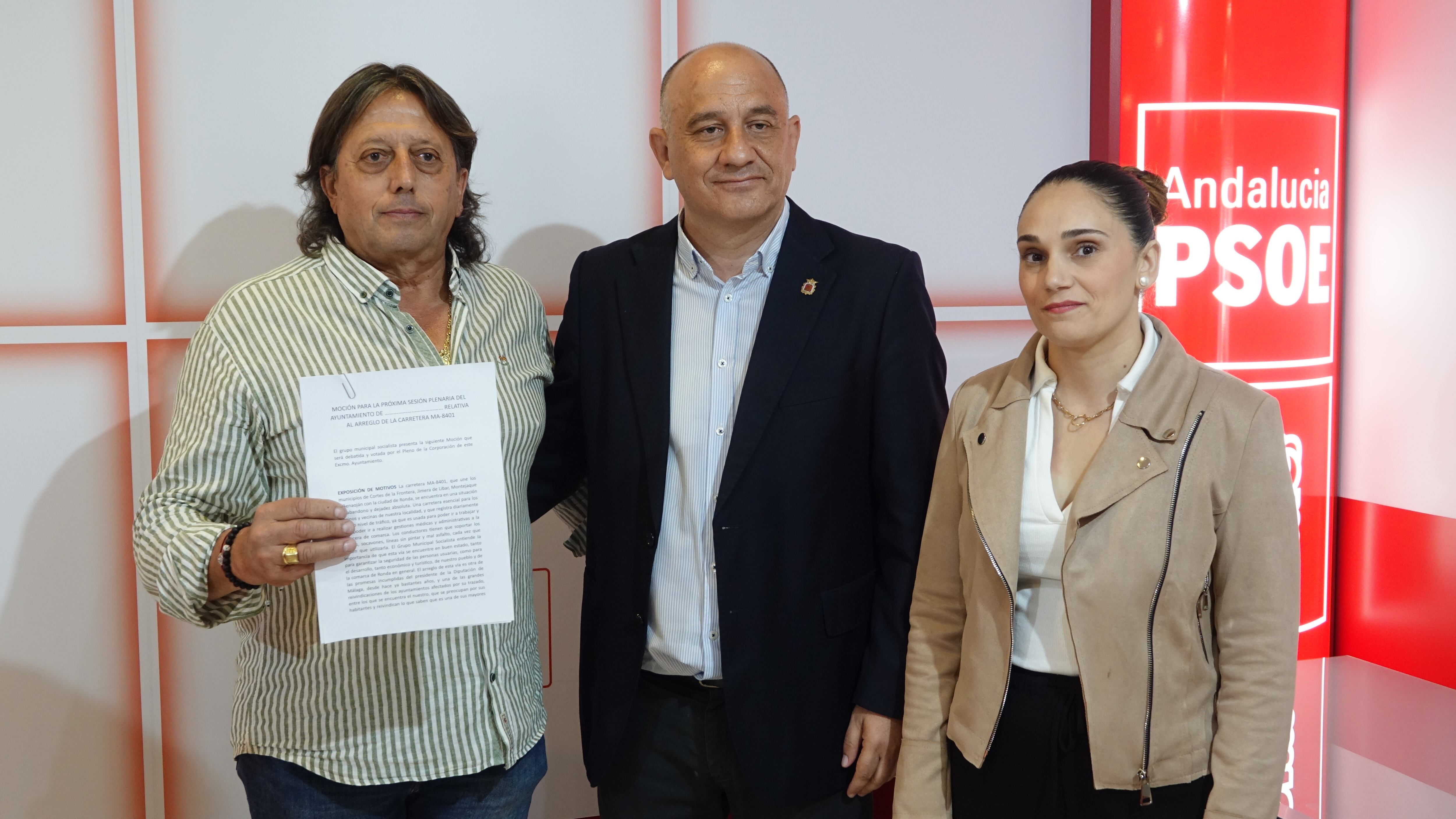 El portavoz municipal del PSOE de Ronda junto a dos ediles socialistas de Montejaque