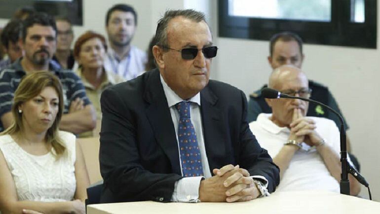 Foto de archivo: El expresidente de la Diputación de Castellón, Carlos Fabra, durante su declaración en uno de los juicios como imputado