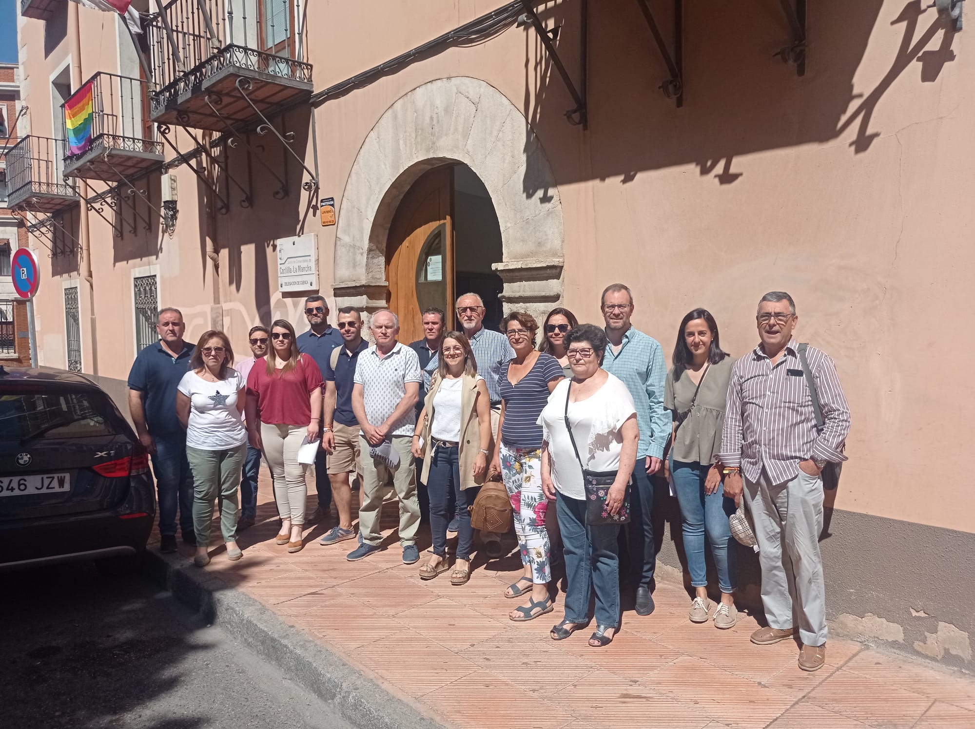 Comité de alcaldes del PP de Cuenca en las puertas de la Delegación de la Junta