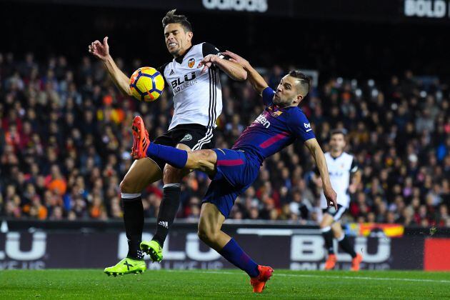 Jordi Alba remata para empatar en Mestalla