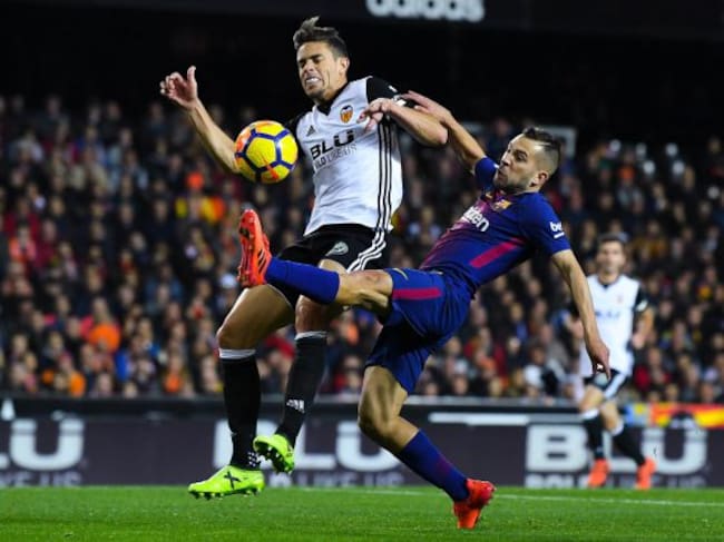 Jordi Alba remata para empatar en Mestalla