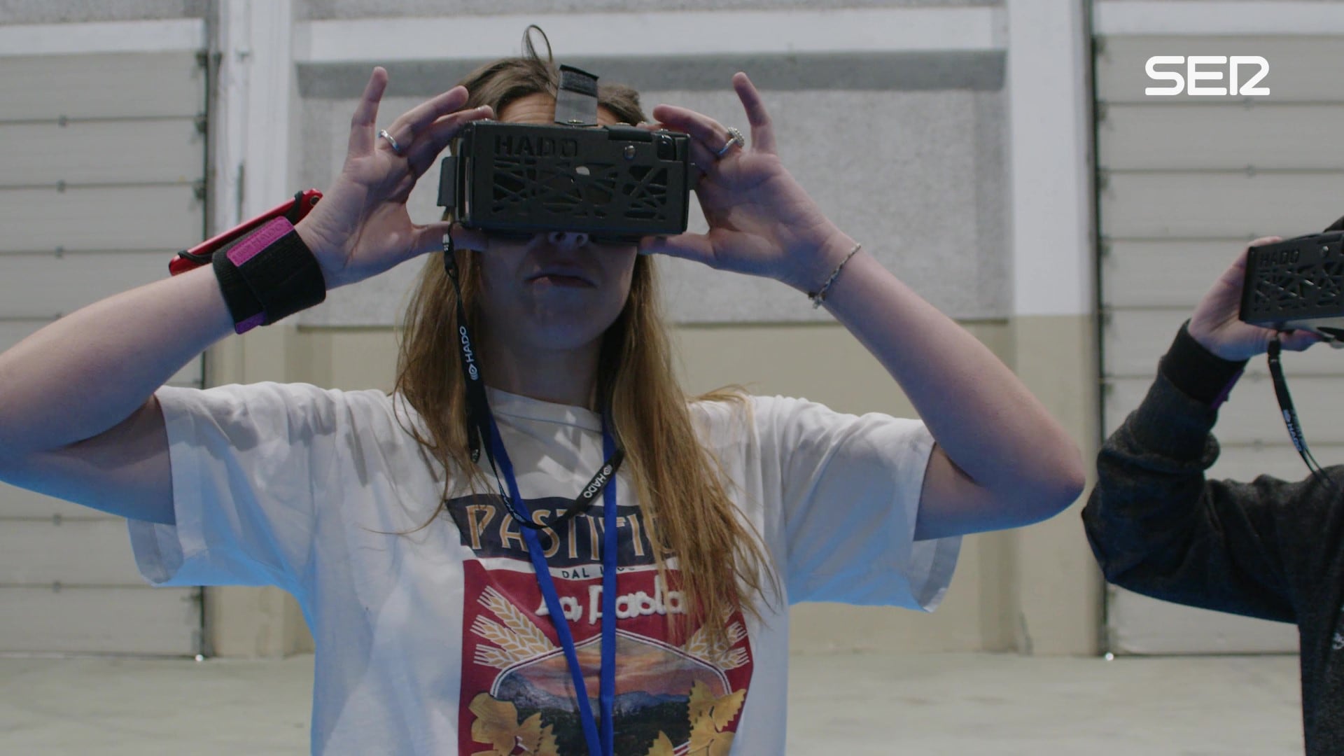 Sara Meijide probando las gafas de Hado