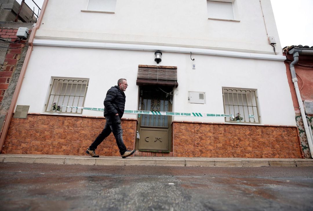 Una persona pasa ante la casa del autor confeso del crimen de Marta Calvo.