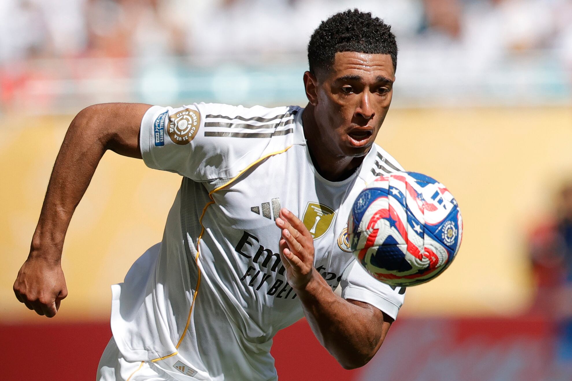 Jude Bellingham controla el balón en un partido del Mundial de Clubes entre el Real Madrid y Al Hilal