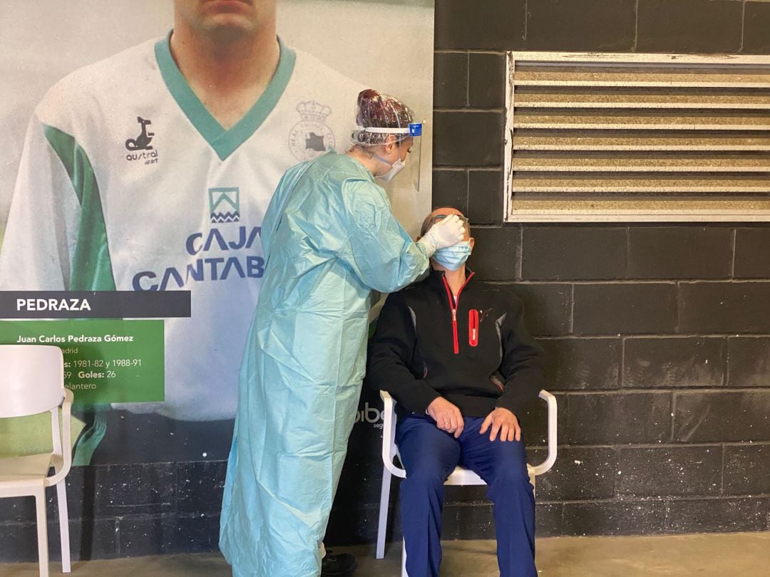 Una sanitaria realizando una prueba PCR.