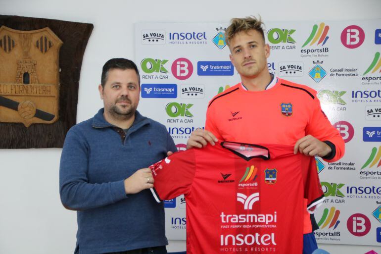 Kotnik posando con su nueva camiseta