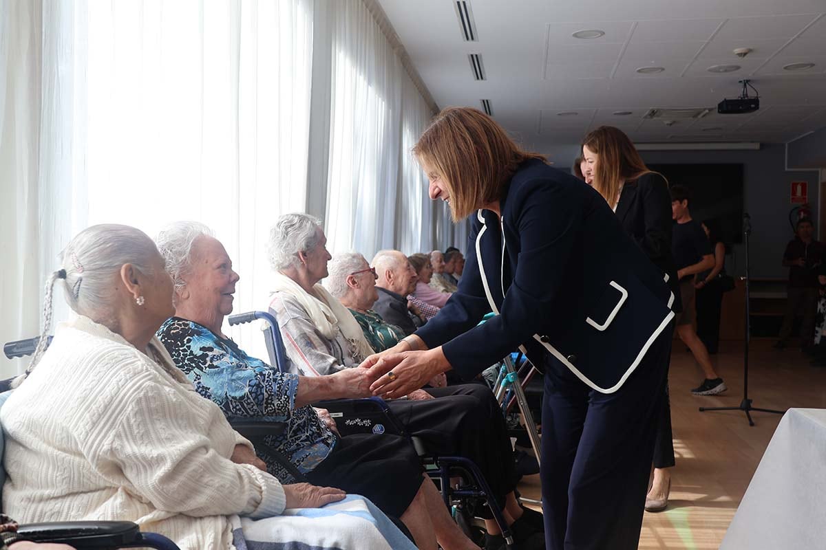 La ministra d&#039;Afers Socials, Trini Marín, durant la celebració de la Festa de Meritxell amb els padrins del Cedre