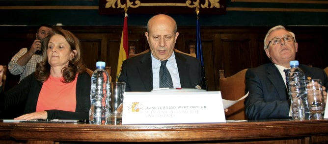 El ministro de Educación, José Ignacio Wert, junto a la secretaria de Estado de Educación, Montserrat Gomendio, y el vicepresidente segundo del Consejo de Universidades, José Antonio Cobacho, al inicio de la reunión.