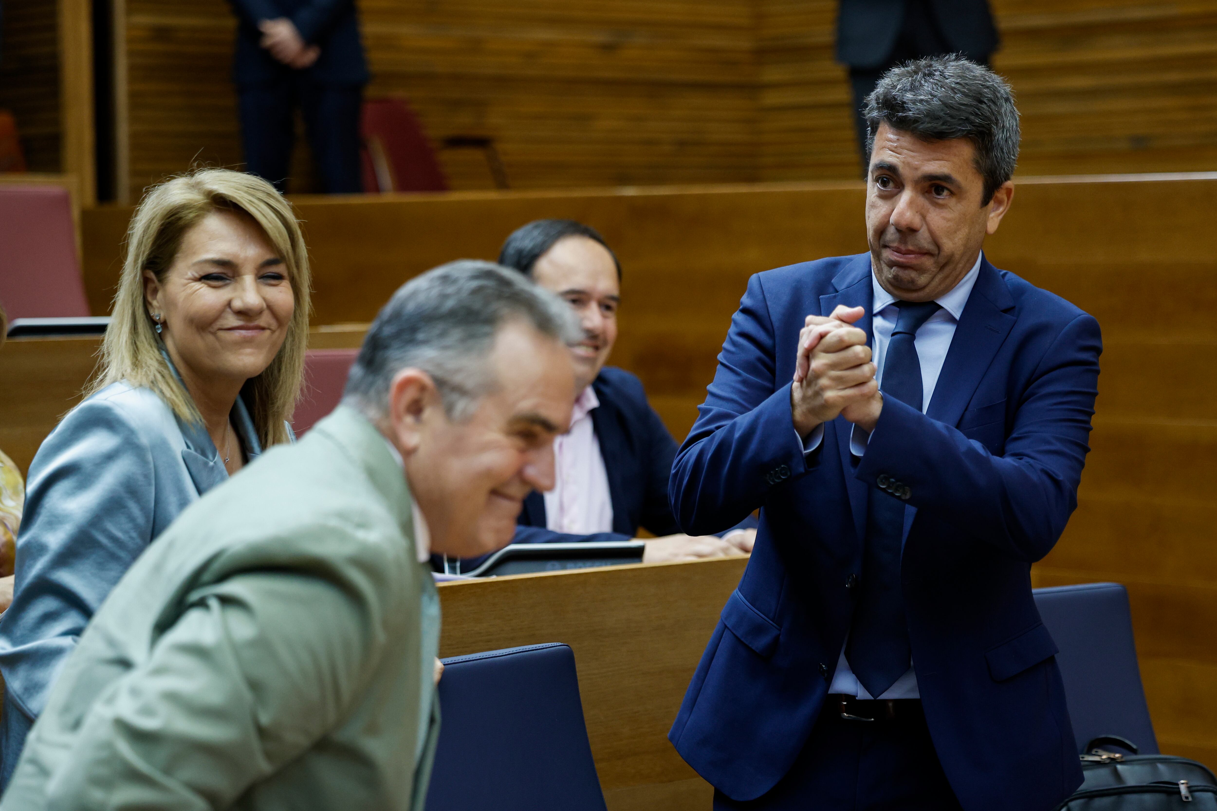 El president de la Generalitat, Carlos Mazón, junto a los vicepresidentes, Susana Camarero y Francisco José Gan Pampols, durante la sesión de control parlamentario este jueves en Les Corts Valencianes.