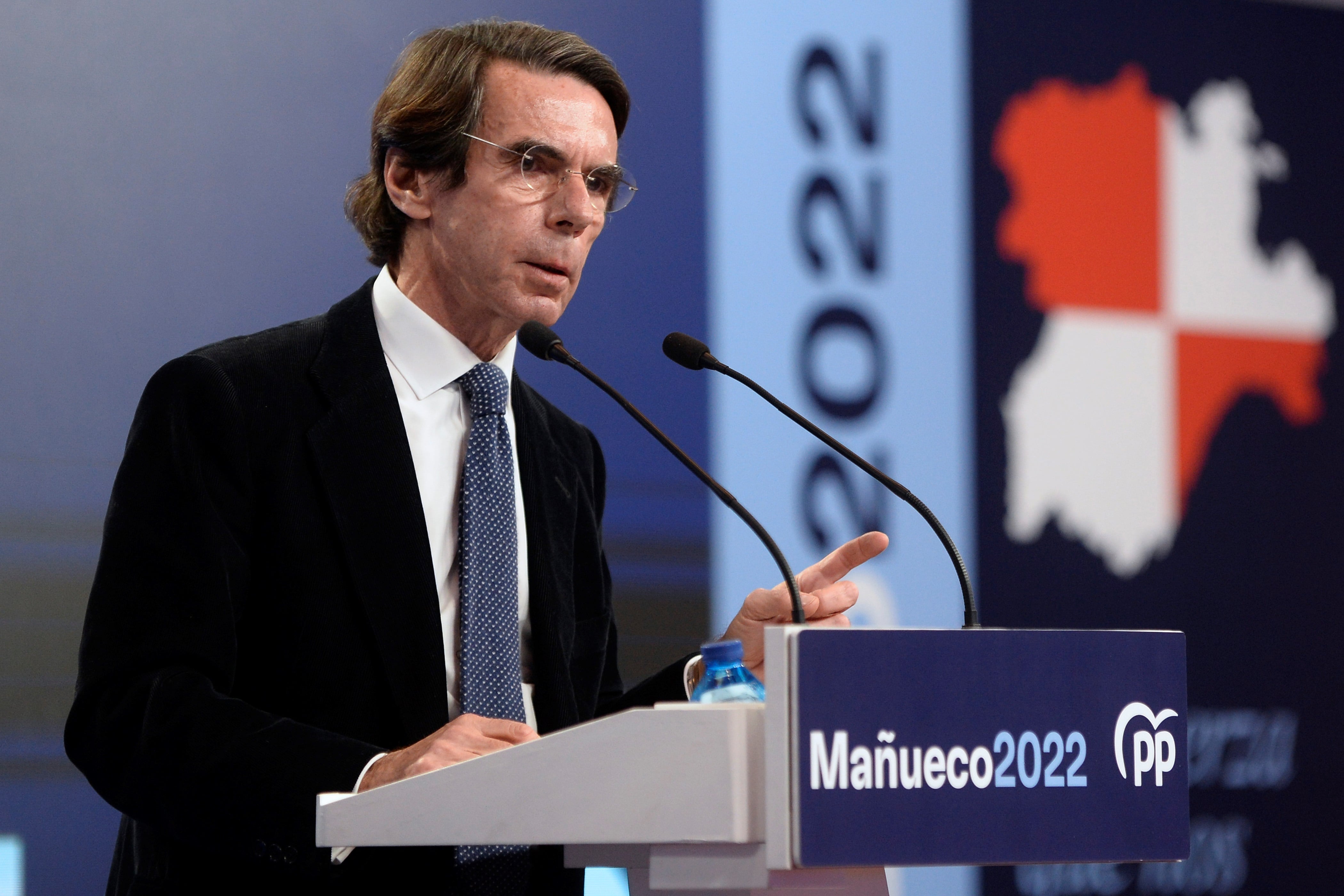 El expresidente del Gobierno José María Aznar, clausura en Valladolid un acto de la campaña electoral a la Presidencia de Castilla y León junto al candidato a la reelección por el PP, Alfonso Fernández Mañueco