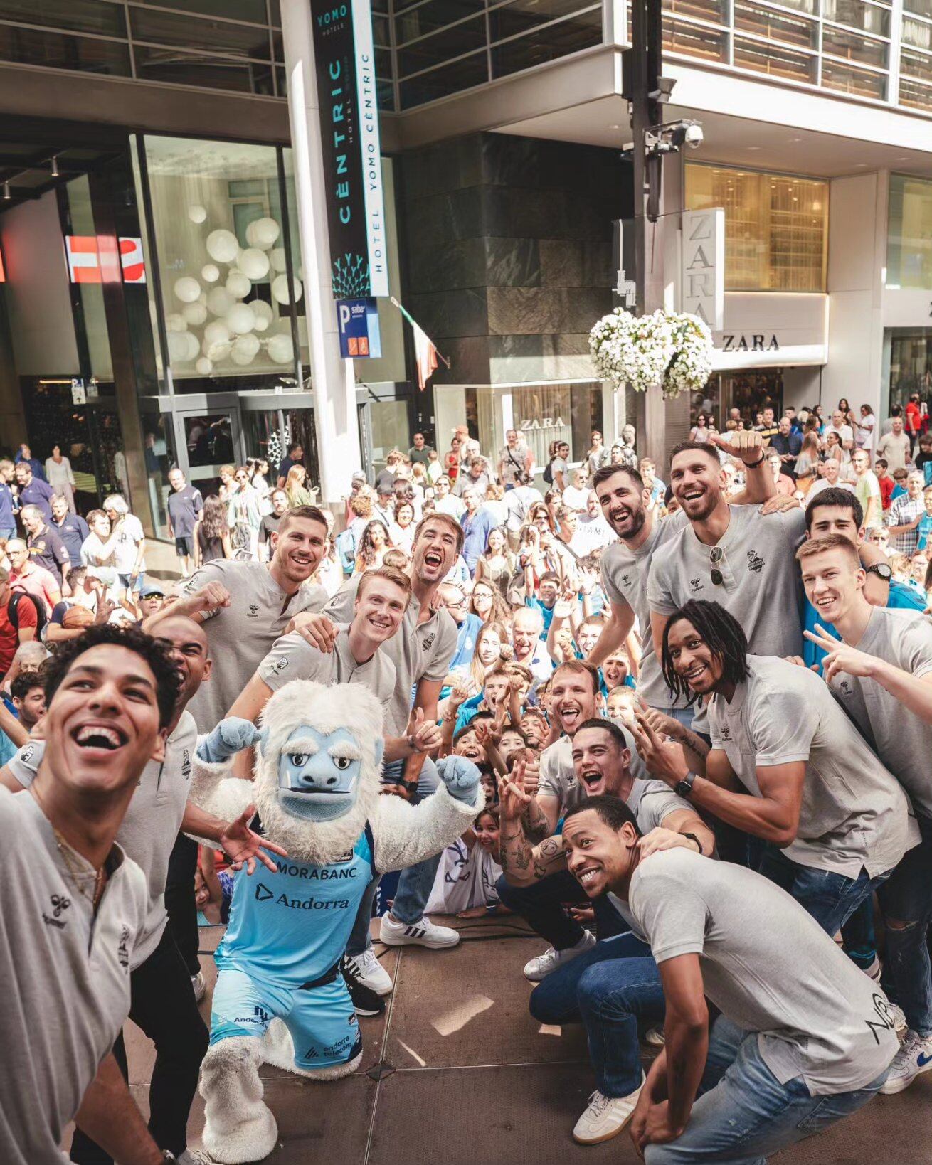 Selfie entre jugadors i afició a la festa d'inici de temporada del MoraBanc Andorra.