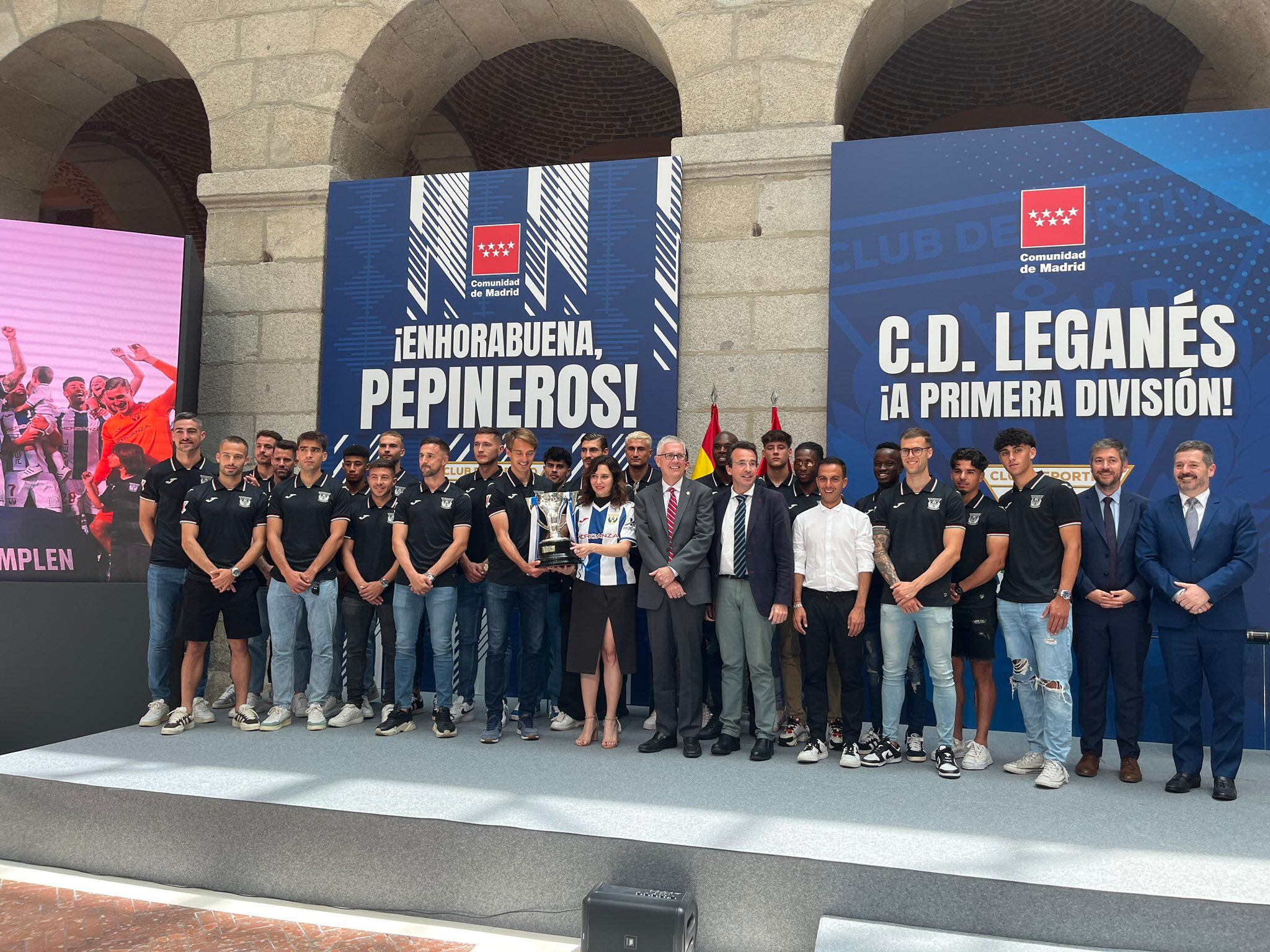 Díaz Ayuso ha posado con la copa de campeones de Segunda en el recibimiento al CD Leganés