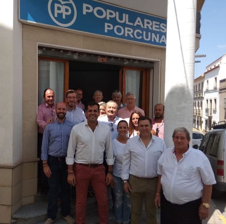 Juan Diego Requena visita la sede del PP de Porcuna