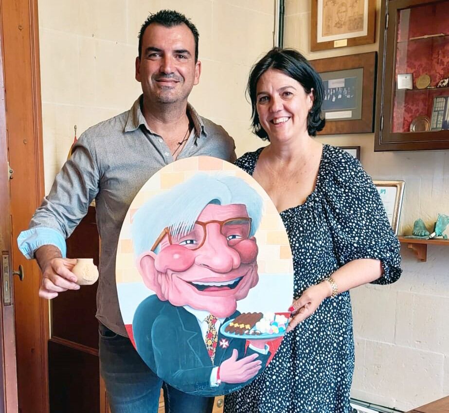 El Caixer Senyor Borja Saura fa entrega de la carota que ha salvat a la batlessa Juana Mari Pons.