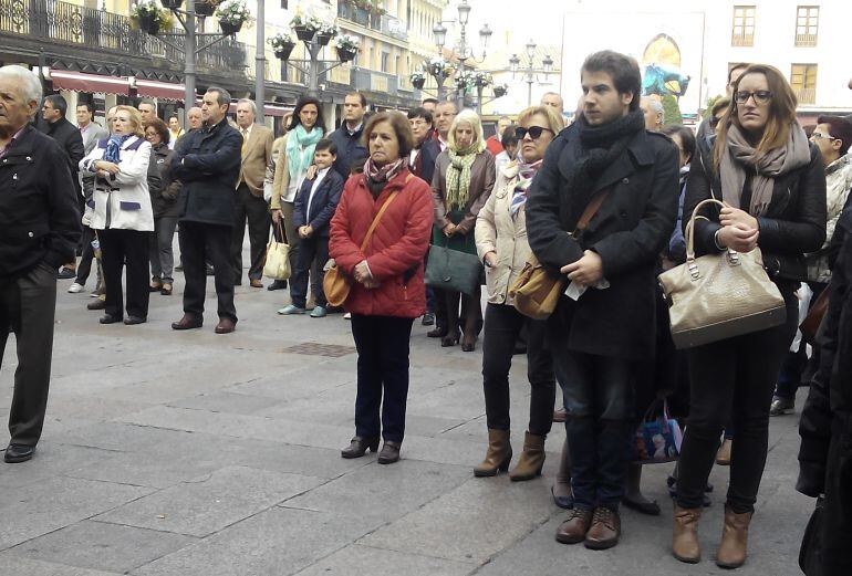 Ciudadanos durante la concentración de repulsa en la Plaza Mayor de Ciudad Real