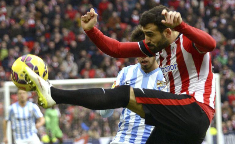 El defensa del Athletic Club Mikel Balenziaga despeja un balón ante un rival del Málaga en el partido de la vigésima jornada de liga en Primera División que se disputa esta tarde en el estadio de San Mamés.