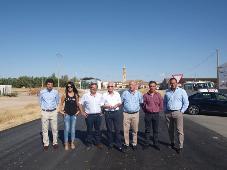 El delegado territorial, en el centro, visita las obras de la carretera entre Mazariegos y Fuentes de Nava