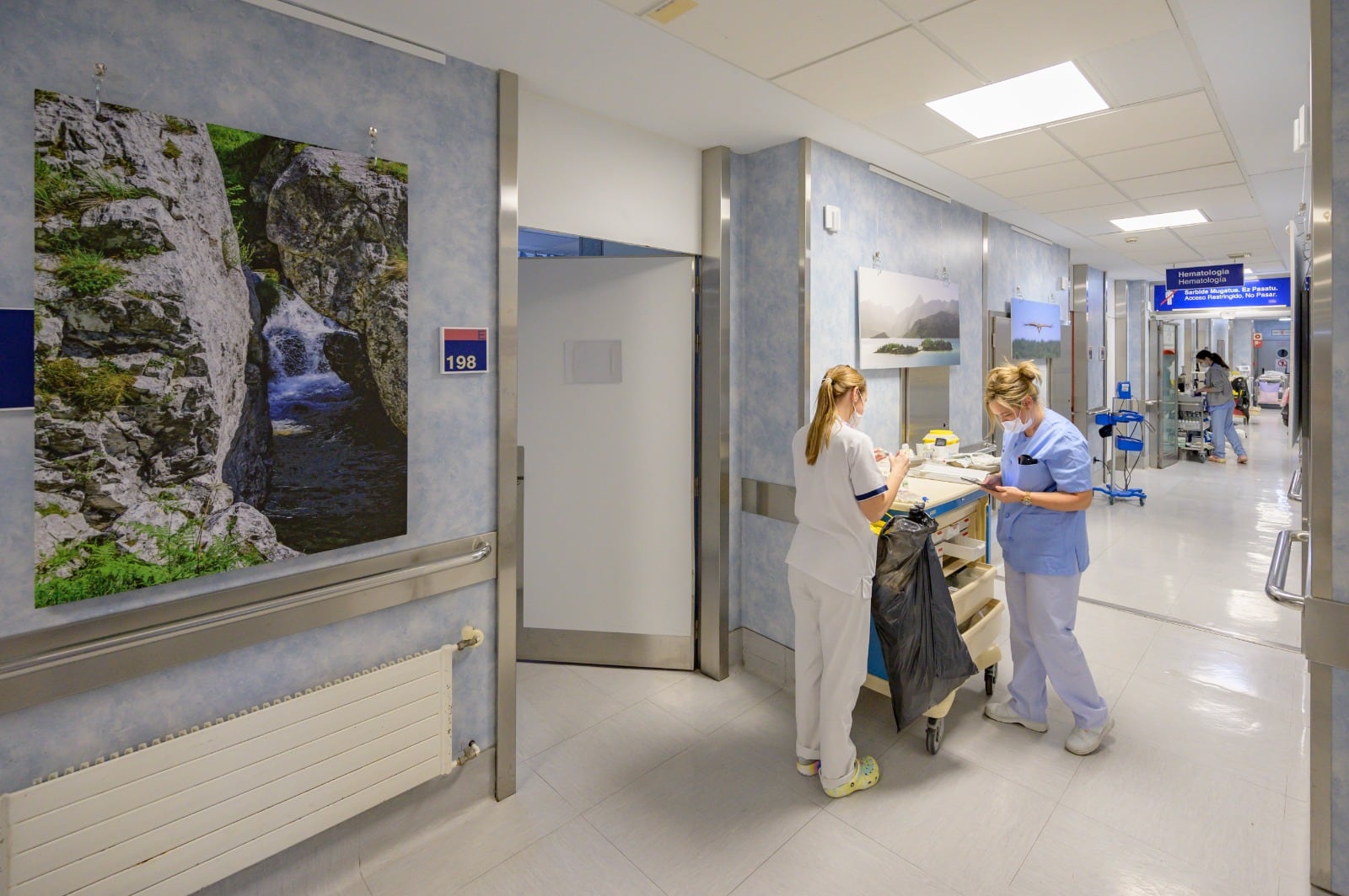Vista de la exposición, en la planta de oncología del Hospital de Cruces