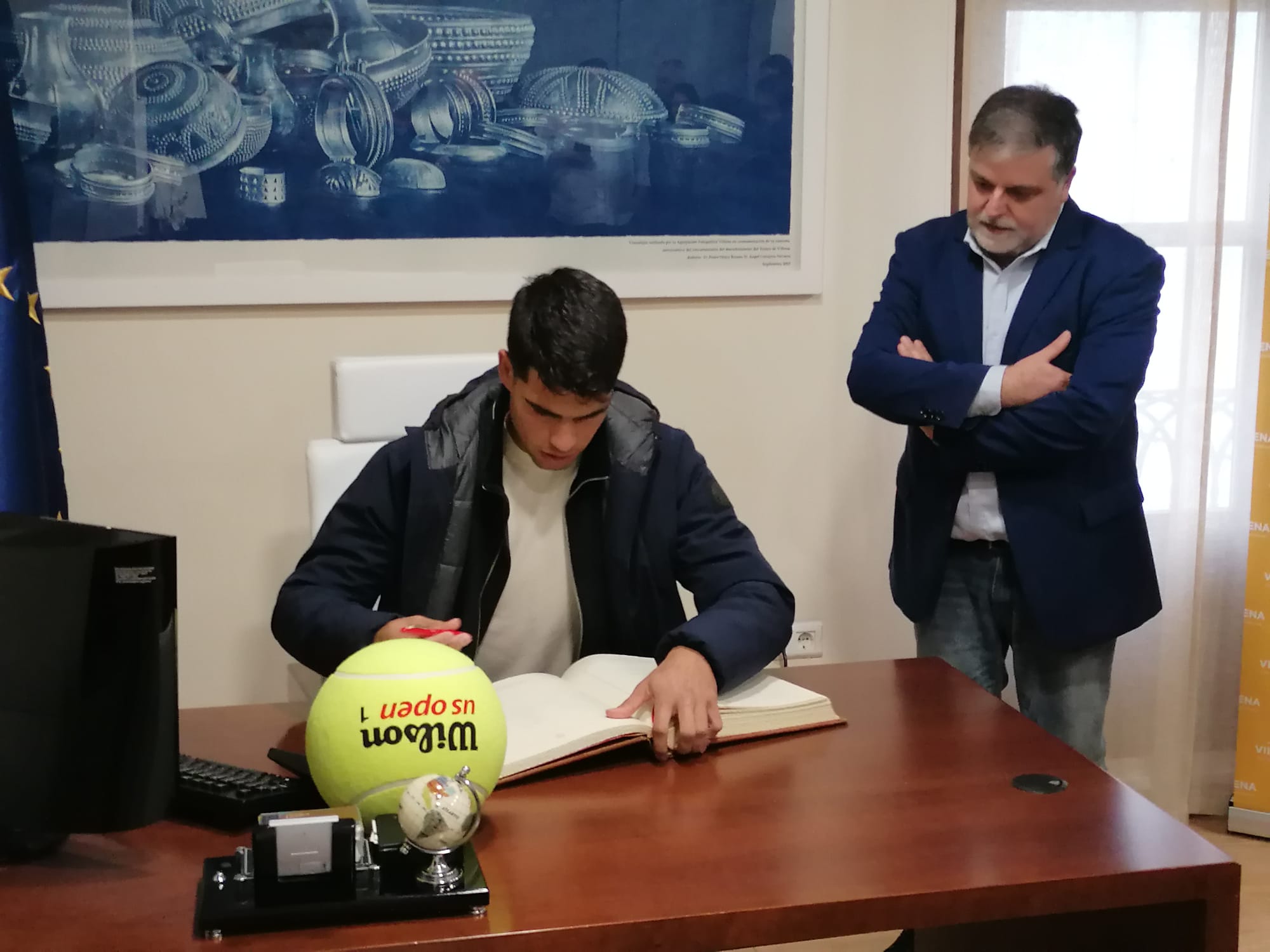 Alcaraz firma en el libro de honor del Ayuntamiento