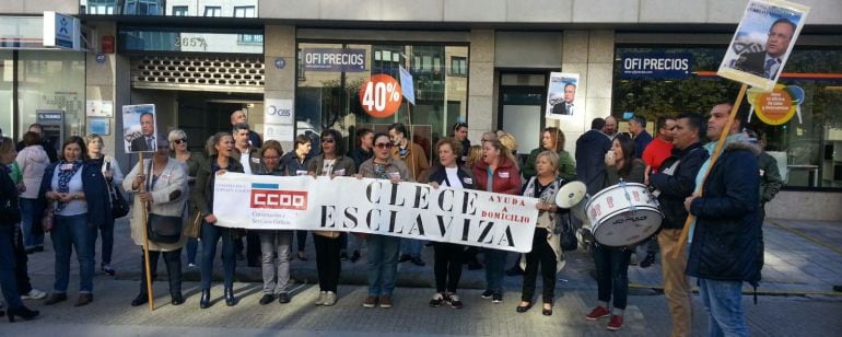 Protesta de las trabajadoras de CLECE, que cubre el servicio de ayuda a domicilio del Concello de A Coruña. Foto de archivo