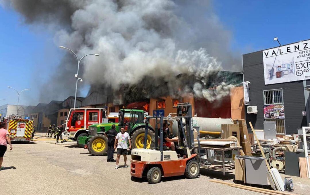 Varias dotaciones de bomberos tratan de sofocar el incendio.