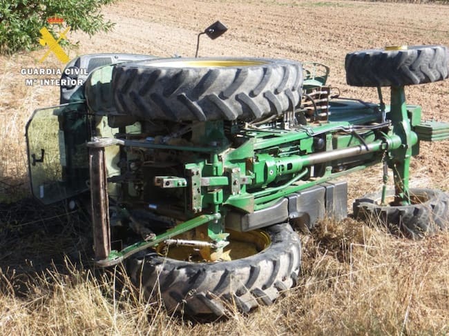 Imagen de archivo de un tractor volcado