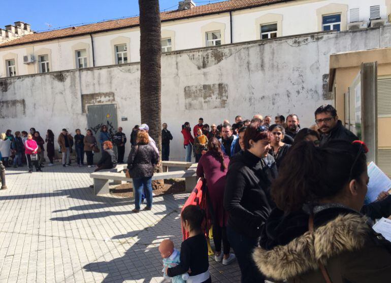 Colas para acceder a la bolsa de empleo de Sadeco