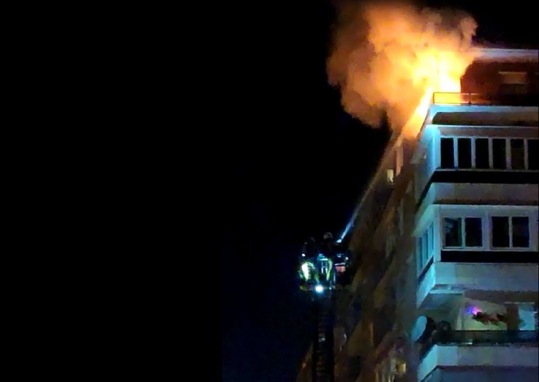 Bomberos de Alcorcón extinguiendo un incendio en un octavo piso