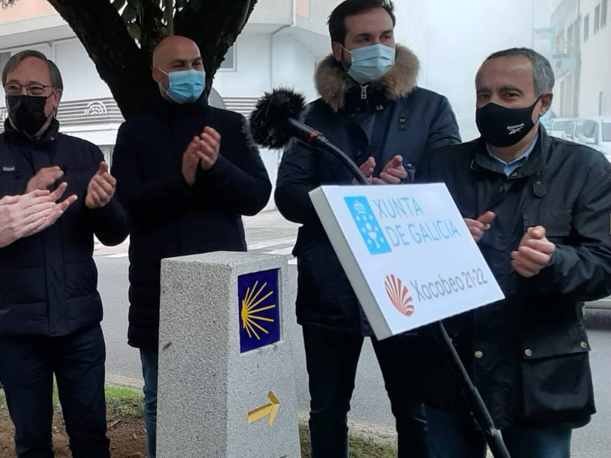 En la Avenida de Fontiñas en Lugo ya luce el mojón del kilómetro 100 del Camino Primitivo a Santiago