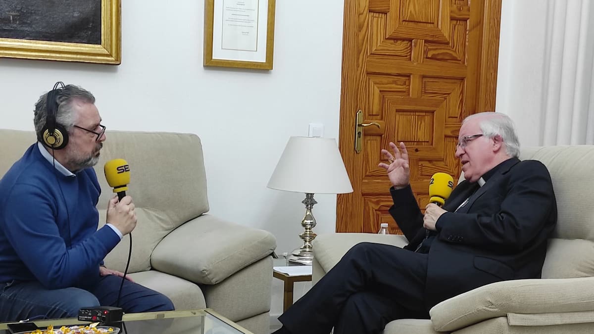 Saiz Meneses en Cruz de Guía: "No se puede salir de nazareno para hablar con el de al lado, saludar a todo el mundo o hacerse selfis"