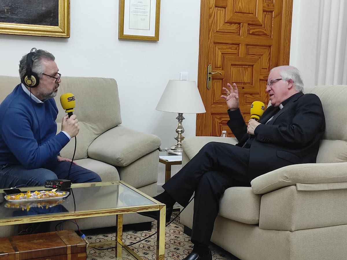 Saiz Meneses en Cruz de Guía: "No se puede salir de nazareno para hablar con el de al lado, saludar a todo el mundo o hacerse selfis"