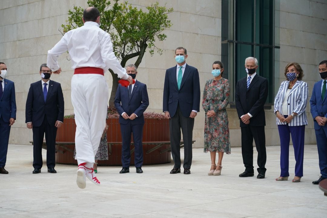 El Lehendakari, Iñigo Urkullu junto a los Reyes Don Felipe y Doña Letizia, son recibidos con el Aurresku de honor en su visita a las exposiciones &#039;Olafur Eliasson: en la vida real&#039; y &#039;Aprendiendo a través del arte 2020&#039; del Museo Guggenheim de Bilbao.