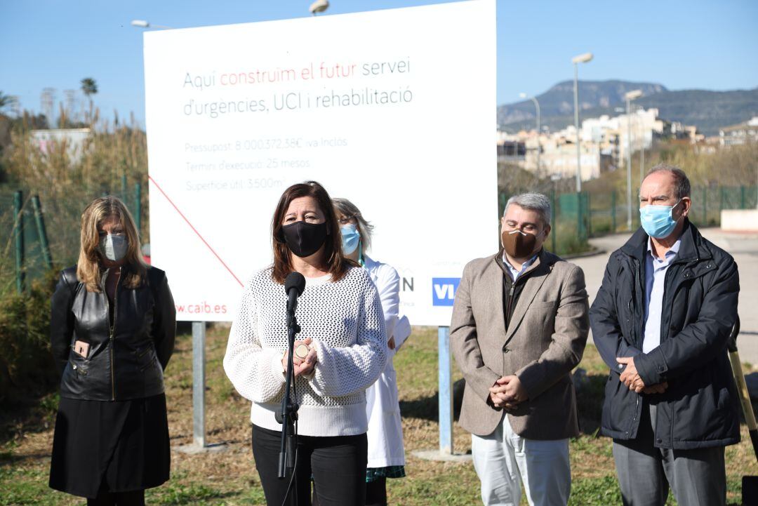 Armengol atendiendo a los medios de comunicación.