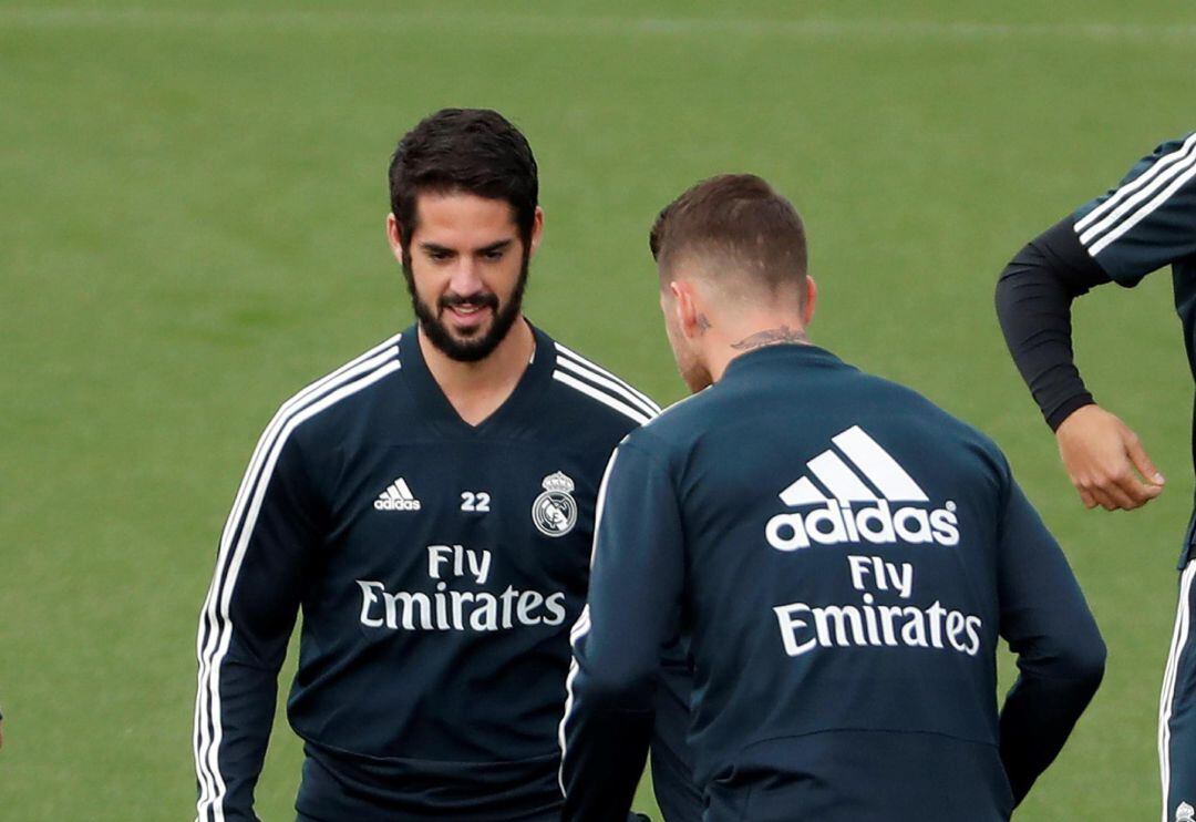 Isco y Ramos tocan balón en el último entrenamiento previo al partido contra el Levante